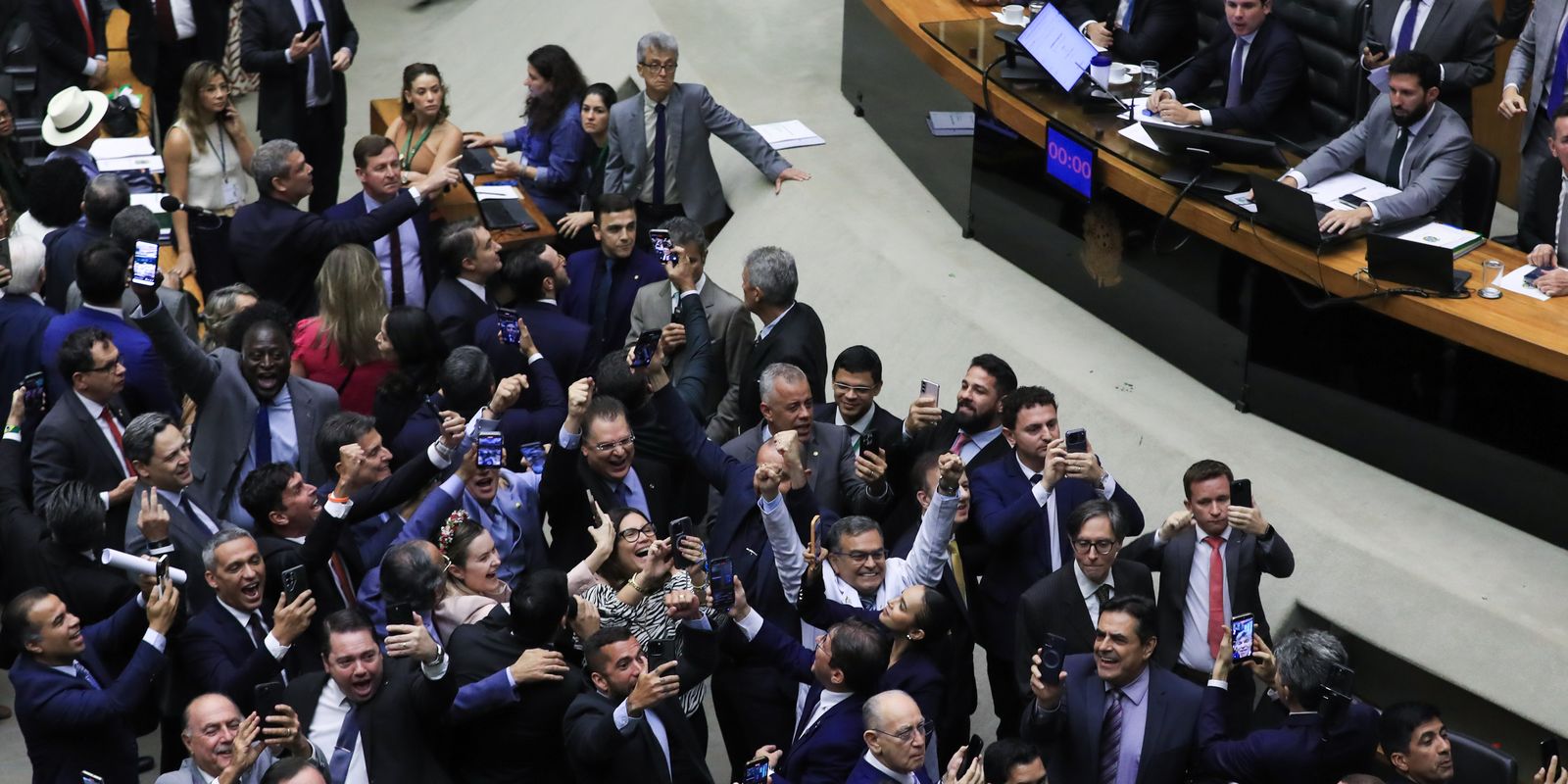 Câmara aprova retirada da MP alternativa ao IOF; texto caduca